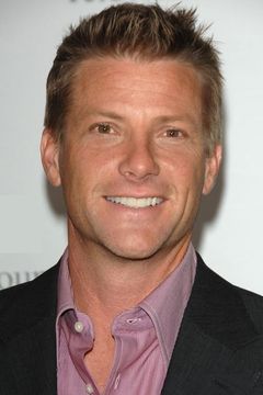 Doug Savant interpreta Tom Scavo