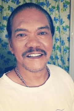 Lou Veloso interpreta Captain
