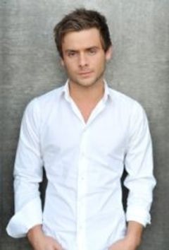 Steven Crowley interpreta Ben