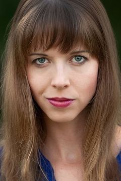 Cait Brasel interpreta Dr. Simon