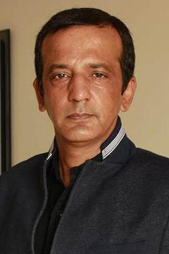 Harish Khanna interpreta Joe D'Costa