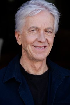 Nicholas Hormann interpreta Interviewer