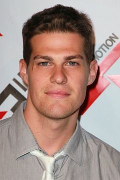 Greg Finley interpreta Anthony Senter