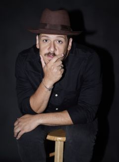 Michael Alexander interpreta Jewish Student