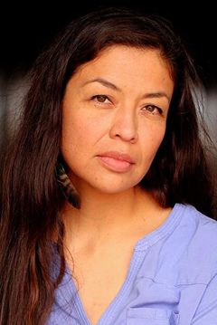 Sharon Anne Henderson interpreta Immigrant (uncredited)