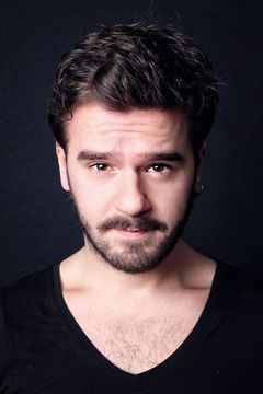Buğra Özmüldür interpreta Menfi