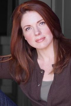 Claire Bronson interpreta Debra Jones
