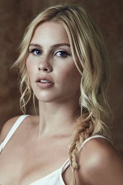 Claire Holt interpreta Emma Gilbert
