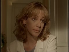 Belinda Metz interpreta Dr. Rosemary Paris