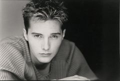 Derek Lee Nixon interpreta Chester