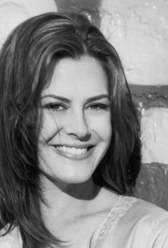 Stacey Martino interpreta Riki