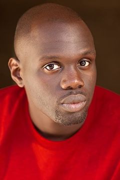 Mohamed Dione interpreta African (uncredited)