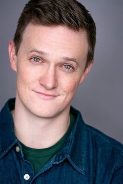 Ross Philips interpreta Tom Long