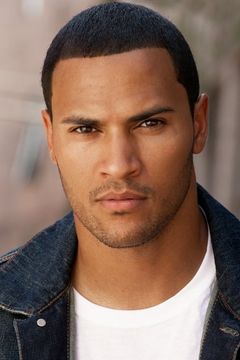 Andre Hall interpreta Aaron