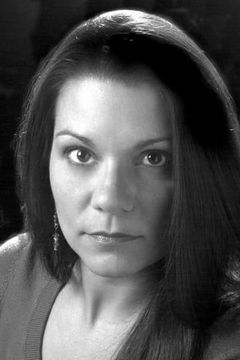 Gina Hernandez interpreta Drunk Outside Bar (uncredited)