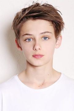 William Franklyn-Miller interpreta Carl