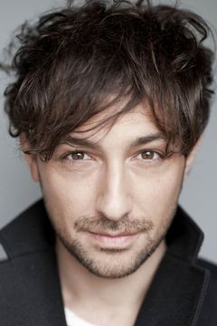 Alex Zane interpreta Reporter - Man-Whore Awards