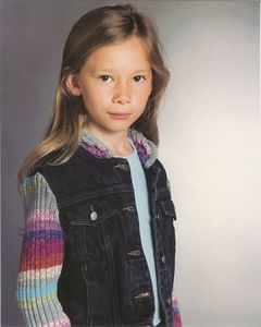 Hailey McCann interpreta Alba at Nine and Ten