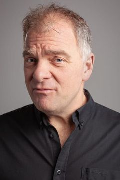 Denis Marchand interpreta Denis Tarrant