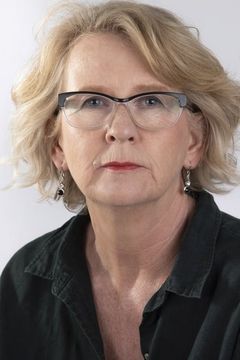 Sue Flack interpreta Mrs. Harris