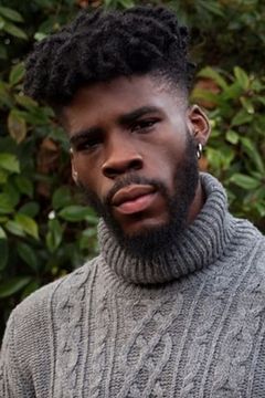 Alessandro Babalola interpreta Stuart