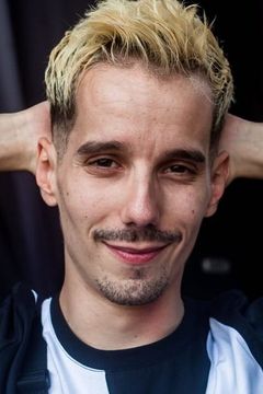 Skone interpreta Richar (as José Miguel Manzano)