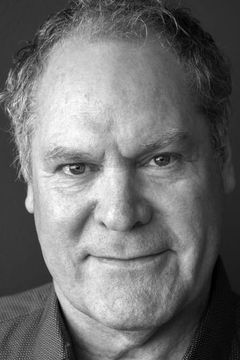 Jay O. Sanders interpreta Kyle Craig