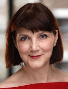 Charlotte Moore interpreta New Year's Eve Singer