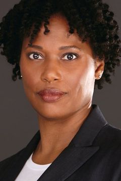 Soraya Butler interpreta Female Officer