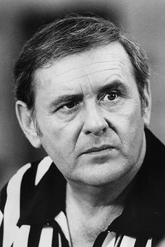 Eugene Roche interpreta Walter