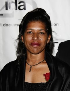 Phyllis Montana LeBlanc interpreta Bartender