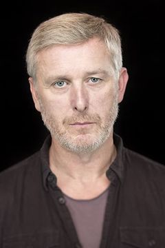 Stuart Graham interpreta Rey Tiernan