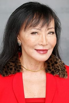 Irene Tsu interpreta Lin