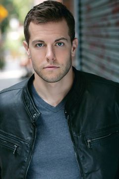 Jason Etter interpreta Preppy Kid