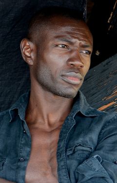 Rodney Charles interpreta Christopher Marwa