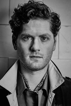 Kyle Soller interpreta Medic #1