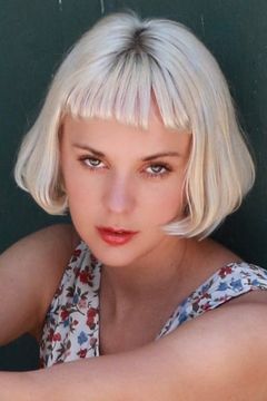 Chelsea Debo interpreta Cured Wife