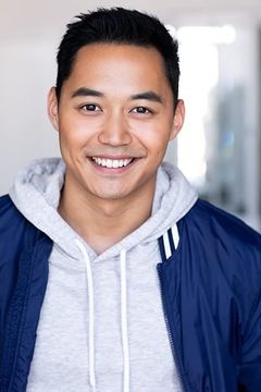 Adam Kang interpreta Oren