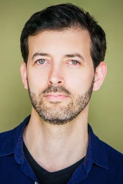 Jonathan Watton interpreta Dr. Darcy Garland