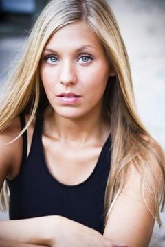 Sara Kenley interpreta Blonde Cam Shot Girl / Cheerleader (uncredited)