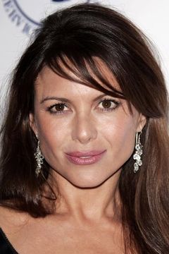 Kari Wuhrer interpreta Sheriff Samantha Parker