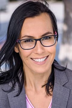 Corinne van den Heuvel interpreta Party Guest