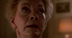 Evelyne Smith interpreta House Mother