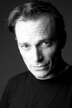 Massimiliano Amato interpreta commesso
