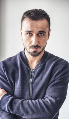 Peshang Rad interpreta Hassan