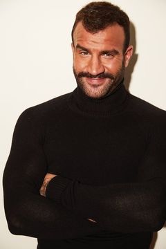Eric Coco interpreta CIA Agent (uncredited)