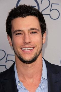 Drew Roy interpreta Hal Mason