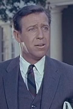 Gene Blakely interpreta Corp. Mack (uncredited)