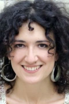 Yasmine Ghazarian interpreta Camp woman