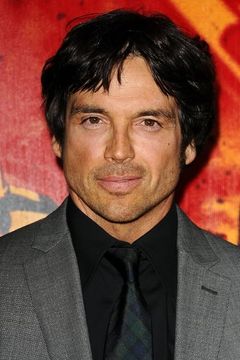 Jason Gedrick interpreta Professor Evan Farnsworth